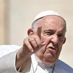 El Papa Francisco llama a «salir a buscar» a los fieles ante la baja asistencia a las iglesias y a acoger a migrantes como «los hijos que no queremos tener»