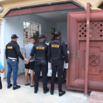 Apresan a Hombre y Ocupan 204 Paquetes de Presunta Cocaína Durante Allanamiento en Santo Domingo Este